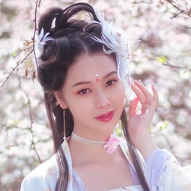 粉色桃花拂面帶團扇女生頭像，唯美古風真人頭