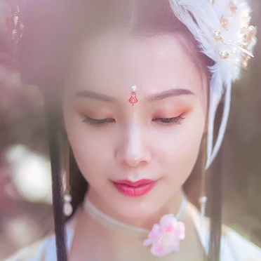 粉色桃花拂面帶團扇女生頭像，唯美古風真人頭