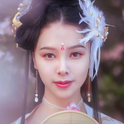 粉色桃花拂面帶團扇女生頭像，唯美古風真人頭