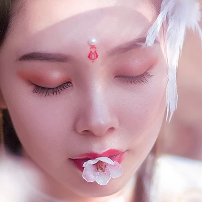 粉色桃花拂面帶團扇女生頭像，唯美古風真人頭