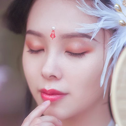 粉色桃花拂面帶團扇女生頭像，唯美古風真人頭