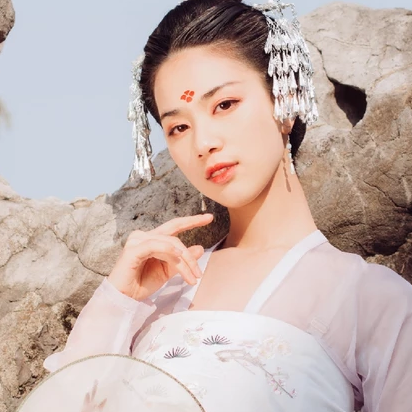 淡雅紅妝帶團(tuán)扇女生頭像，唯美古風(fēng)真人頭像