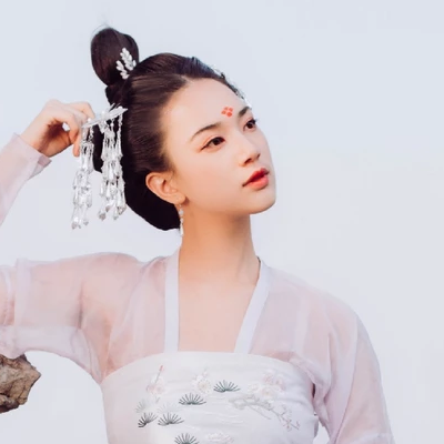 淡雅紅妝帶團(tuán)扇女生頭像，唯美古風(fēng)真人頭像