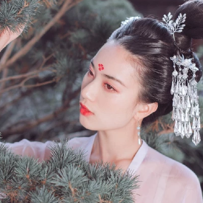 淡雅紅妝帶團(tuán)扇女生頭像，唯美古風(fēng)真人頭像