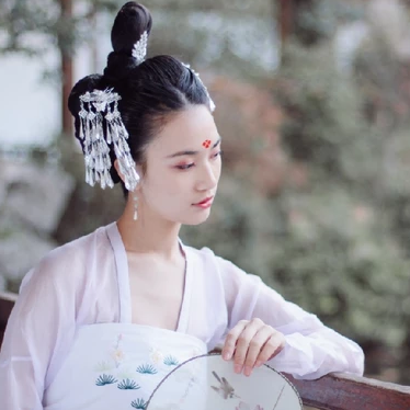 淡雅紅妝帶團(tuán)扇女生頭像，唯美古風(fēng)真人頭像