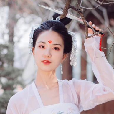 淡雅紅妝帶團(tuán)扇女生頭像，唯美古風(fēng)真人頭像