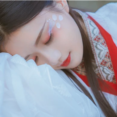 花落傷感喝酒女生頭像，唯美古風(fēng)真人頭像