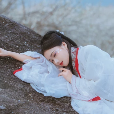 花落傷感喝酒女生頭像，唯美古風(fēng)真人頭像