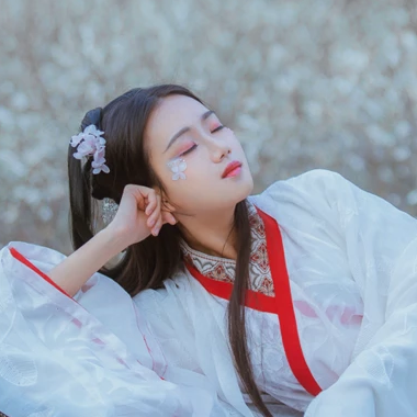 花落傷感喝酒女生頭像，唯美古風(fēng)真人頭像