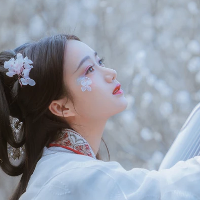 花落傷感喝酒女生頭像，唯美古風(fēng)真人頭像