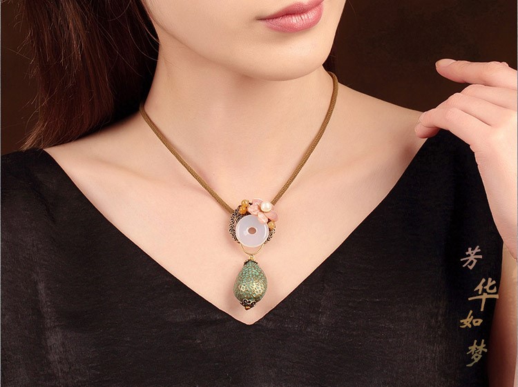 芳華如夢(mèng)項(xiàng)鏈，別致典雅項(xiàng)鏈?zhǔn)罪? src="/wenxue/d/file/bigpic/190404/04/13-1P321131937.jpg" / data-FJ6N="KnKLms"><br / data-Yn6U="XLXLPh">
	<img alt=