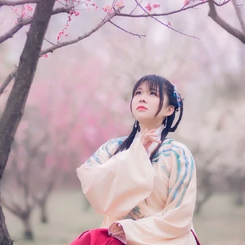 漫天桃花帶折扇女生頭像，唯美古風(fēng)真人頭像