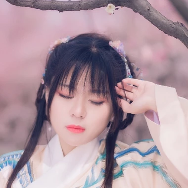 漫天桃花帶折扇女生頭像，唯美古風(fēng)真人頭像