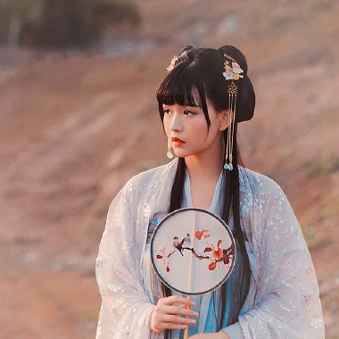 古典優(yōu)雅帶團(tuán)扇女生頭像，唯美古風(fēng)真人頭像