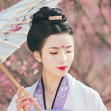 桃林探春帶傘女生頭像，唯美古風真人頭像