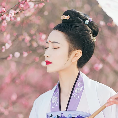 桃林探春帶傘女生頭像，唯美古風真人頭像