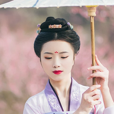 桃林探春帶傘女生頭像，唯美古風真人頭像