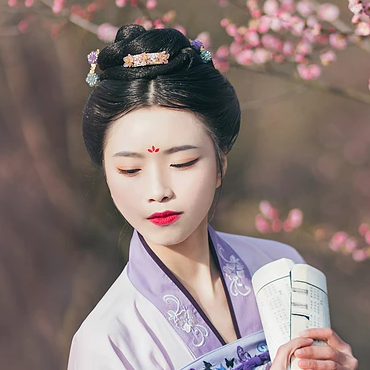 桃林探春帶傘女生頭像，唯美古風真人頭像