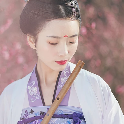 桃林探春帶傘女生頭像，唯美古風真人頭像