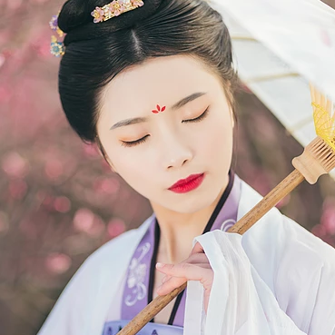 桃林探春帶傘女生頭像，唯美古風真人頭像