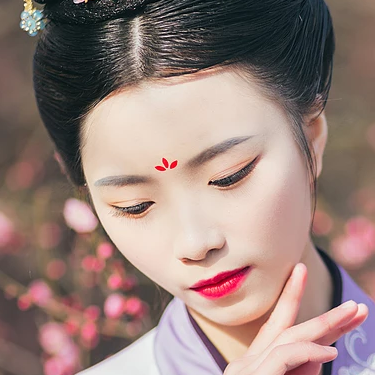 桃林探春帶傘女生頭像，唯美古風真人頭像