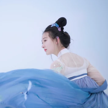 翩然蝴蝶帶傘女生頭像，唯美古風真人頭像