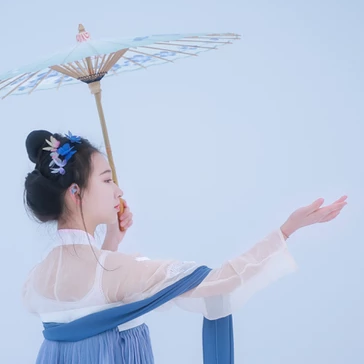 翩然蝴蝶帶傘女生頭像，唯美古風真人頭像