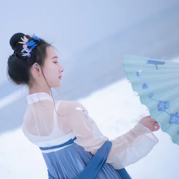 翩然蝴蝶帶傘女生頭像，唯美古風真人頭像