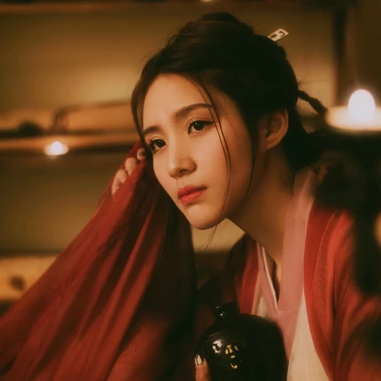 紅衣傷感喝酒女生頭像，唯美古風(fēng)真人頭像