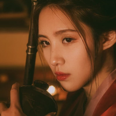 紅衣傷感喝酒女生頭像，唯美古風(fēng)真人頭像