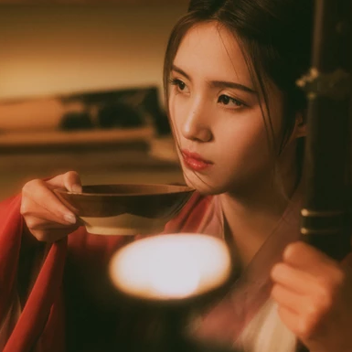 紅衣傷感喝酒女生頭像，唯美古風(fēng)真人頭像