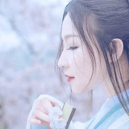 淡雅櫻花帶折扇女生頭像，唯美古風(fēng)真人頭像