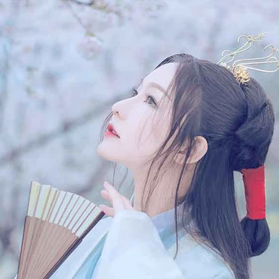 淡雅櫻花帶折扇女生頭像，唯美古風(fēng)真人頭像