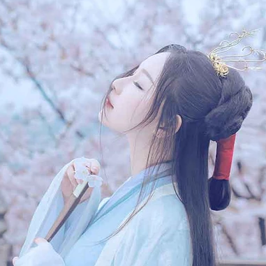 淡雅櫻花帶折扇女生頭像，唯美古風(fēng)真人頭像