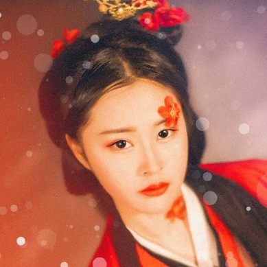 紅梅拂面女生頭像，唯美古風真人頭像