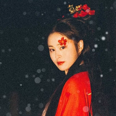 紅梅拂面女生頭像，唯美古風真人頭像