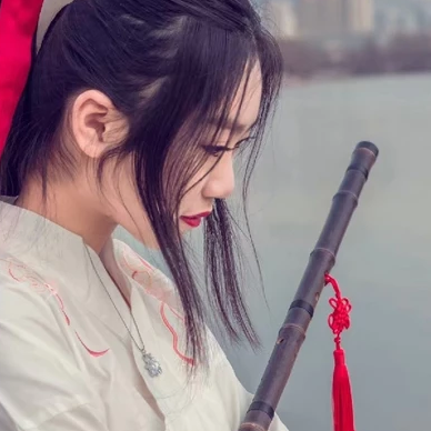 蘆葦叢文藝吹笛女生頭像，唯美古風(fēng)真人頭像