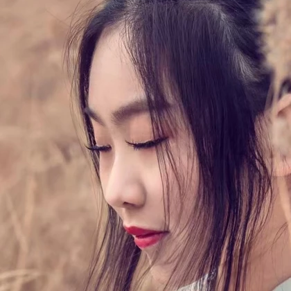 蘆葦叢文藝吹笛女生頭像，唯美古風(fēng)真人頭像