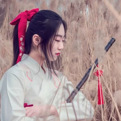 蘆葦叢文藝吹笛女生頭像，唯美古風(fēng)真人頭像