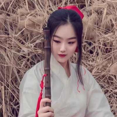 蘆葦叢文藝吹笛女生頭像，唯美古風(fēng)真人頭像