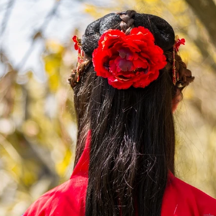 嬌艷花朵紅衣女生頭像，唯美古風(fēng)真人頭像