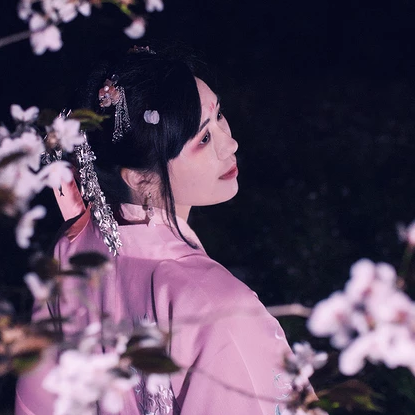 夜晚粉櫻帶燈女生頭像，唯美古風(fēng)真人頭像