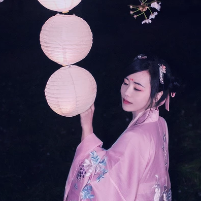 夜晚粉櫻帶燈女生頭像，唯美古風(fēng)真人頭像