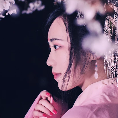 夜晚粉櫻帶燈女生頭像，唯美古風(fēng)真人頭像