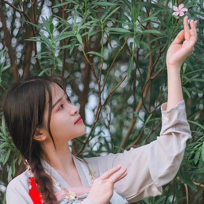 清新淑女持團(tuán)扇女生頭像，唯美古風(fēng)真人頭像