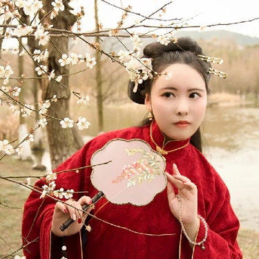 紅衣持團(tuán)扇女生頭像，唯美古風(fēng)真人頭像