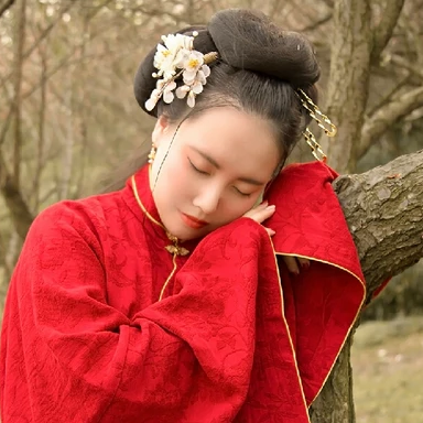 紅衣持團(tuán)扇女生頭像，唯美古風(fēng)真人頭像