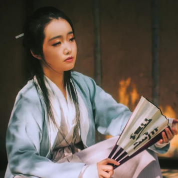 離別傷感帶折扇女生頭像，唯美古風真人頭像