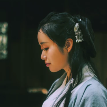 離別傷感帶折扇女生頭像，唯美古風真人頭像