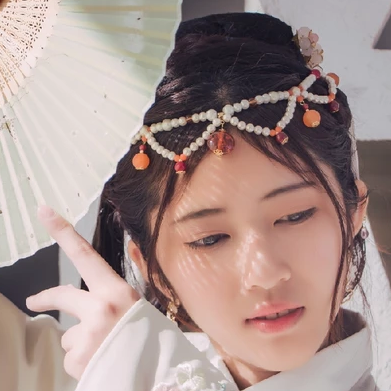 青春白衣帶折扇女生頭像，唯美古風真人頭像